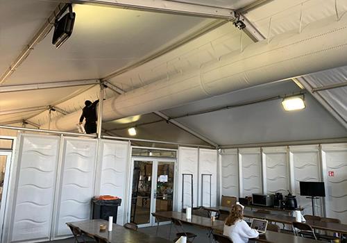 Installation temporaire des gaines textiles Prihoda dans la tente COVID